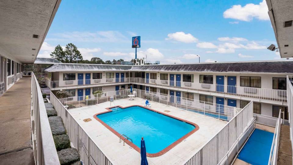 M6_4928_Pool_3