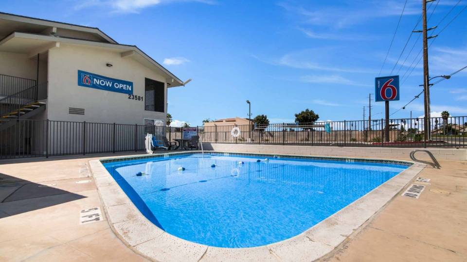 M6_9048_Pool_04