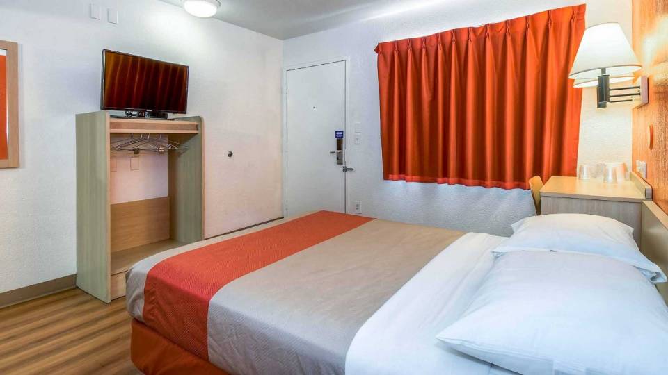 hotels in corona ca 92882