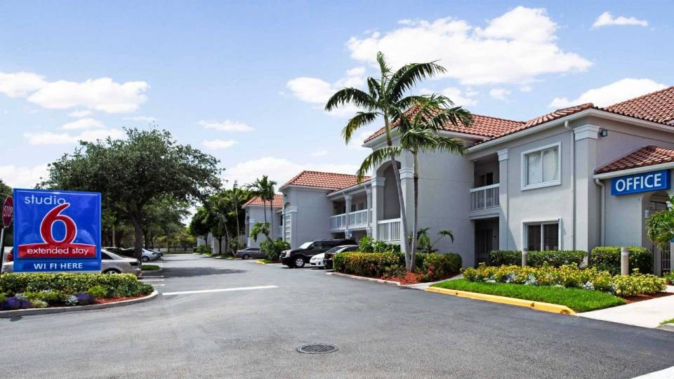 Studio 6 West Palm Beach Fl Hotel In West Palm Beach Fl Studio6 Com