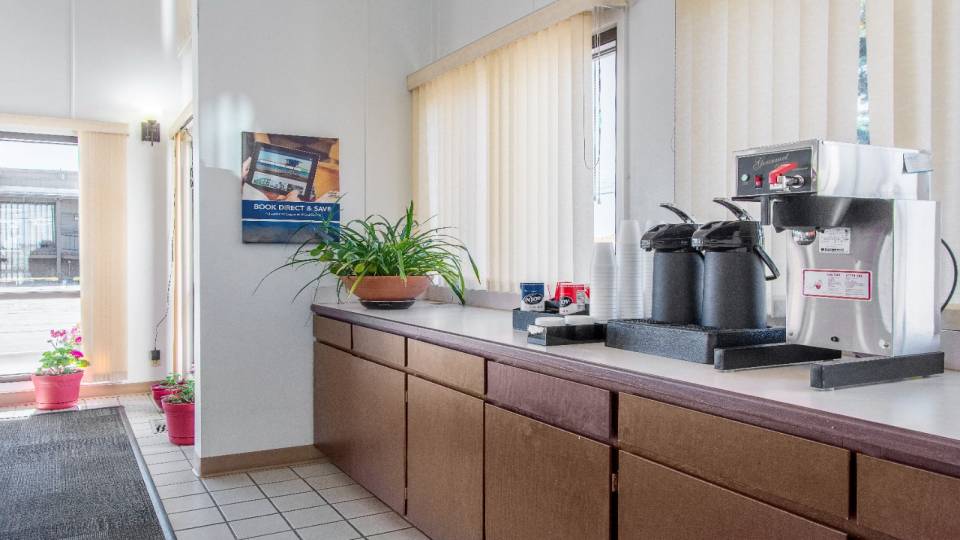 hotels in madras oregon that accept pets