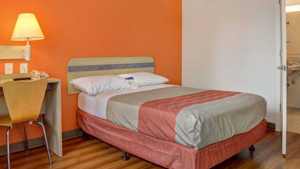 do all motel 6 allow pets