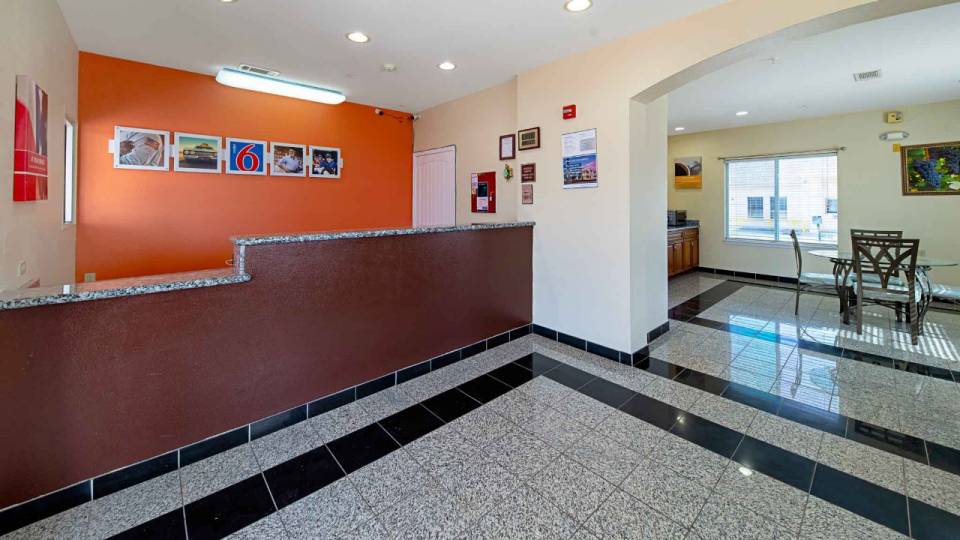 M6_4656_Lobby_01