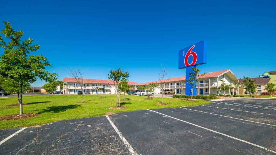 Motel 6 Willis Tx