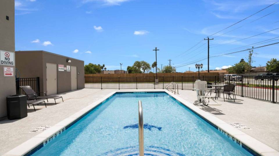 M6_8794_Pool_02