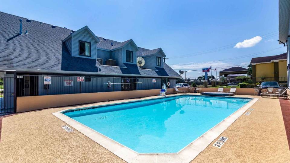 M6_8932_Pool_01