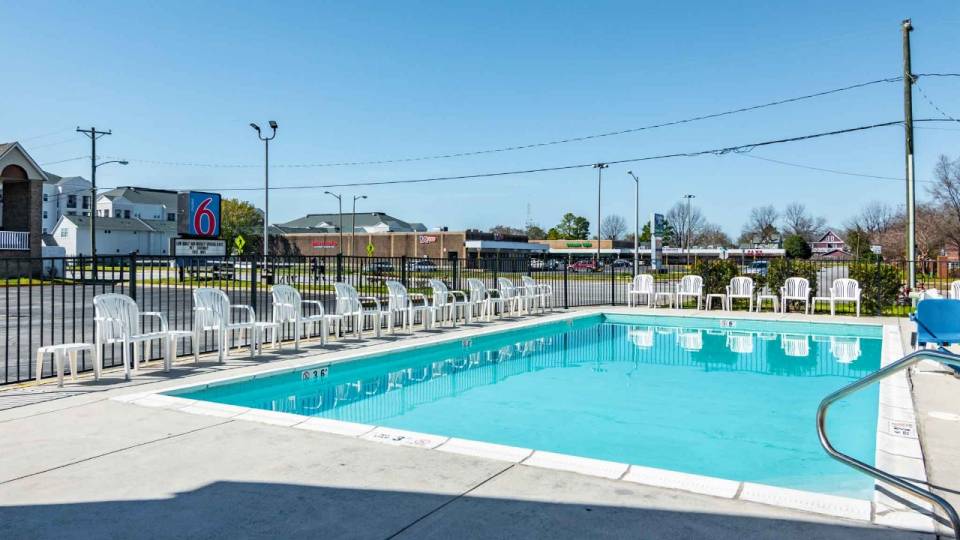 M6_9052_Pool_02