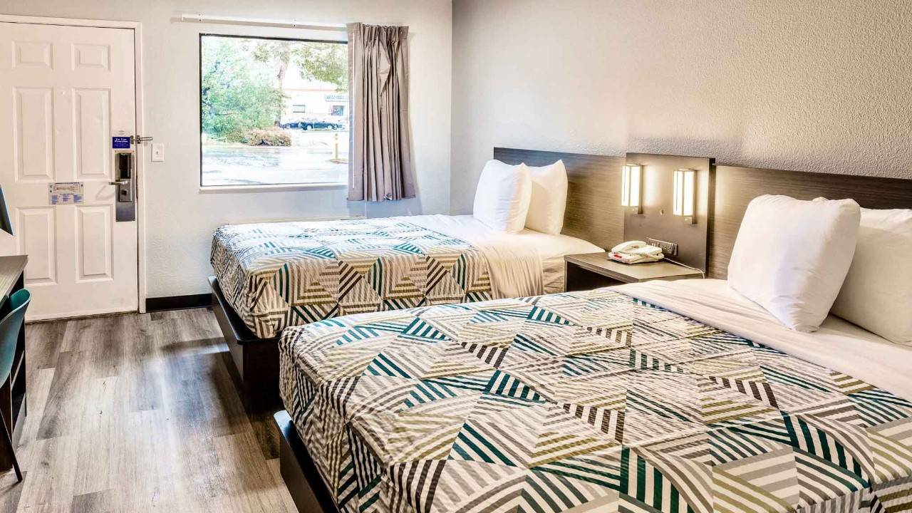 Queen Beds Econo Lodge Inn And Suites Near Legoland Rooms Near